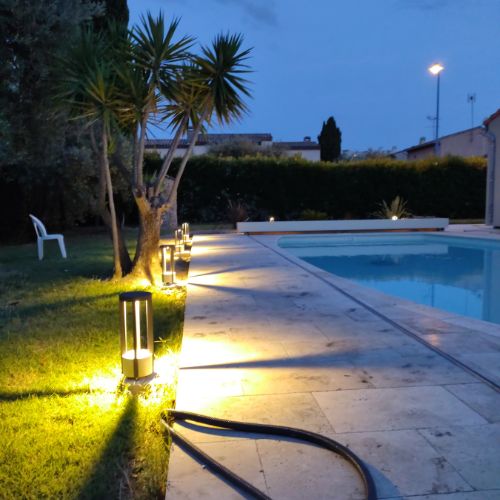Éclairage extérieur d'un jardin et d'une piscine par VAUTRIN Électricité