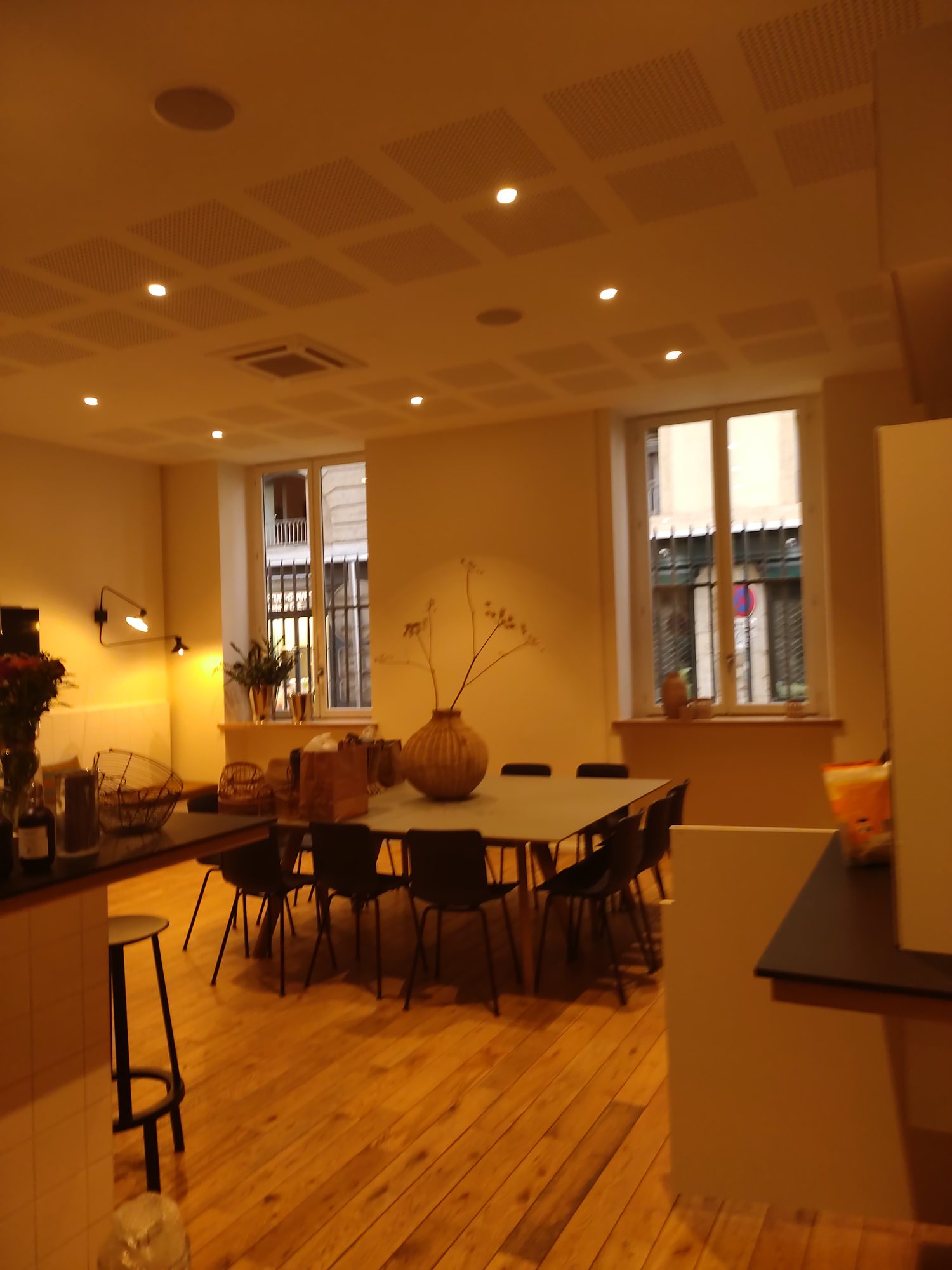 Salle à manger mise en lumière par un éclairage LED d'ambiance de VAUTRIN Électricité