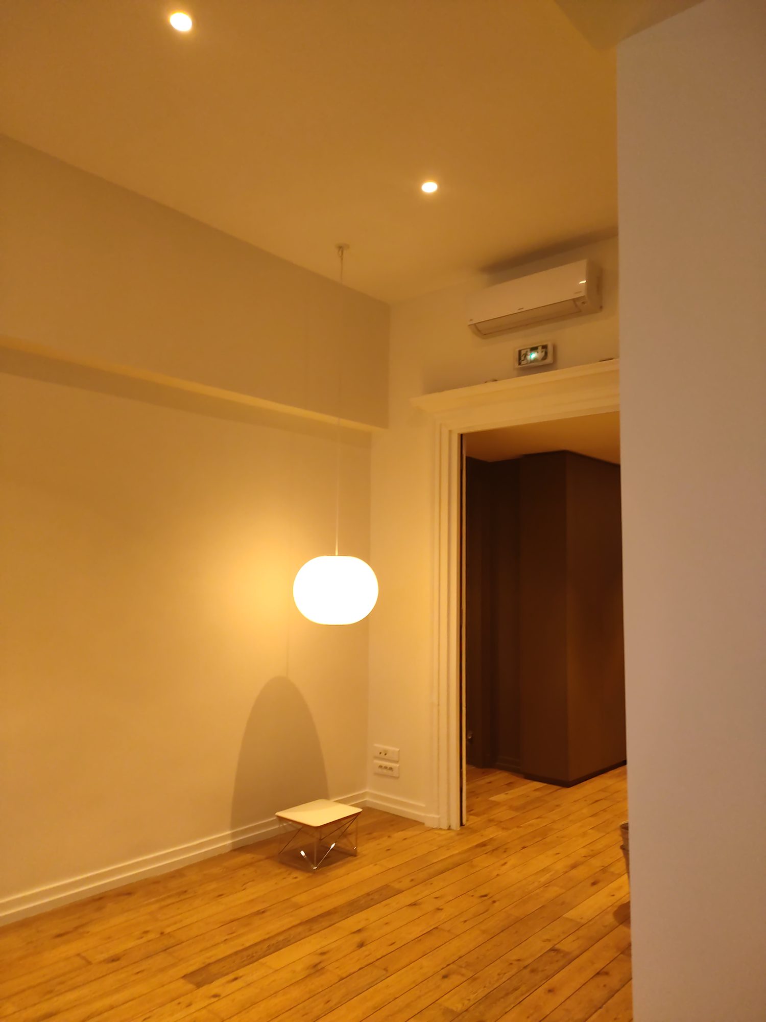 Suspension design mise en lumière dans une pièce de vie