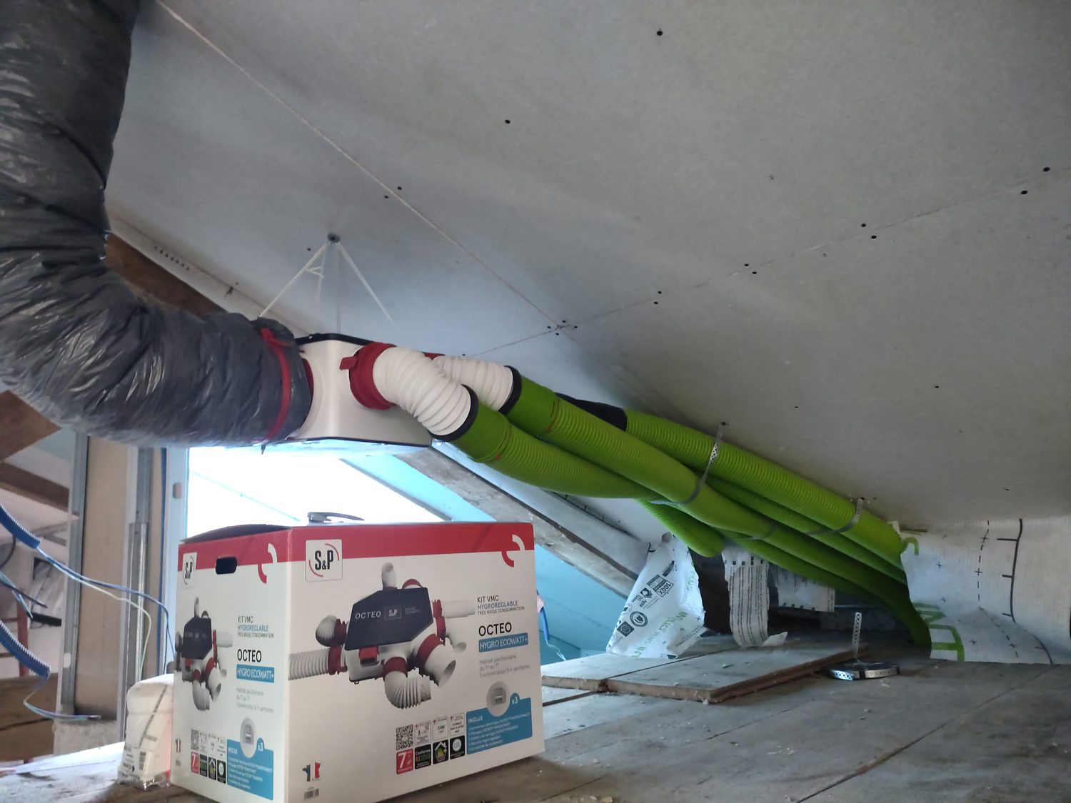 Installation d'une VMC double flux dans des combles par VAUTRIN Électricité